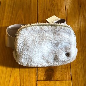 NWT Lululemon Everywhere Belt Bag *Fleece